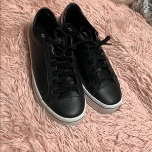 Women’s black sketchers